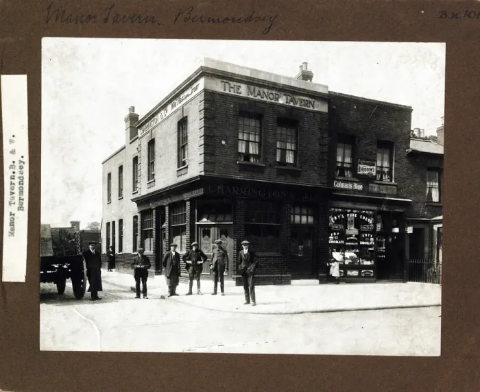 Framed Print : Photograph of Manor Tavern, Bermondsey, London Framed Print : Photograph of Manor Tavern, Bermondsey, London