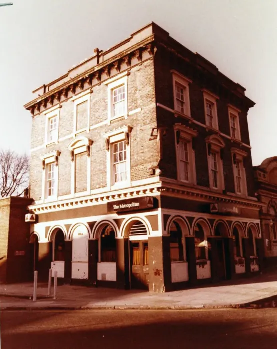 Framed Print : Photograph of Metropolitan PH, Westbourne Park, London Framed Print : Photograph of Metropolitan PH, Westbourne Park, London