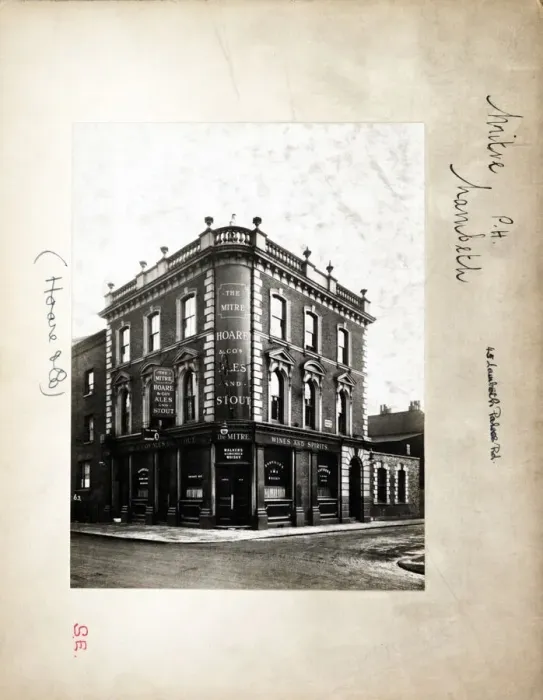 Framed Print : Photograph of Mitre PH, Lambeth, London Framed Print : Photograph of Mitre PH, Lambeth, London