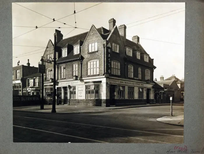 Framed Print : Photograph of Moss Hall Tavern, Finchley, London Framed Print : Photograph of Moss Hall Tavern, Finchley, London