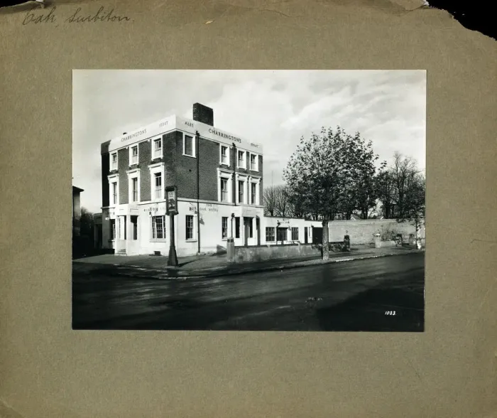 Framed Print : Photograph of Oak Tavern, Surbiton, Surrey Framed Print : Photograph of Oak Tavern, Surbiton, Surrey