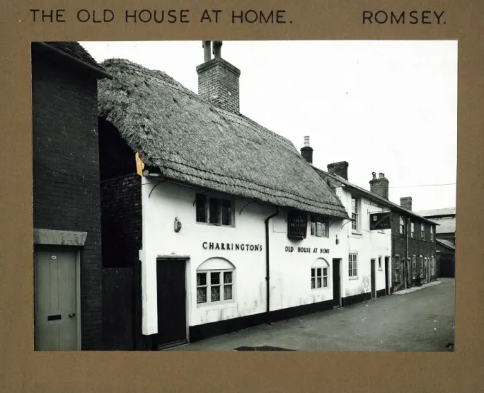 Framed Print : Photograph of Old House At Home PH, Romsey, Hampshire Framed Print : Photograph of Old House At Home PH, Romsey, Hampshire