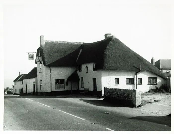 Framed Print : Photograph of Old Inn, Axminster, Somerset Framed Print : Photograph of Old Inn, Axminster, Somerset