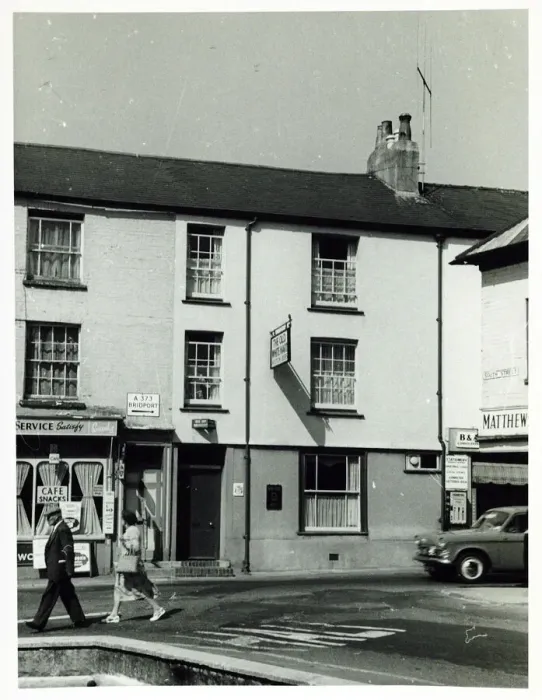 Framed Print : Photograph of Old White Hart Hotel, Axminster, Somerset Framed Print : Photograph of Old White Hart Hotel, Axminster, Somerset