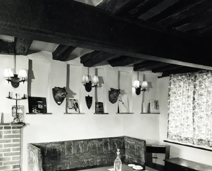 Framed Print : Photograph of Olde Six Bells PH, Horley, Sussex Framed Print : Photograph of Olde Six Bells PH, Horley, Sussex