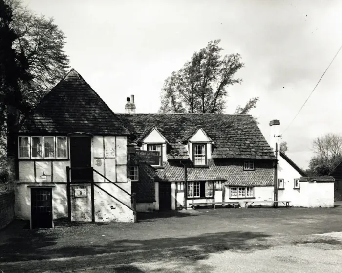 Framed Print : Photograph of Olde Six Bells PH, Horley, Sussex Framed Print : Photograph of Olde Six Bells PH, Horley, Sussex