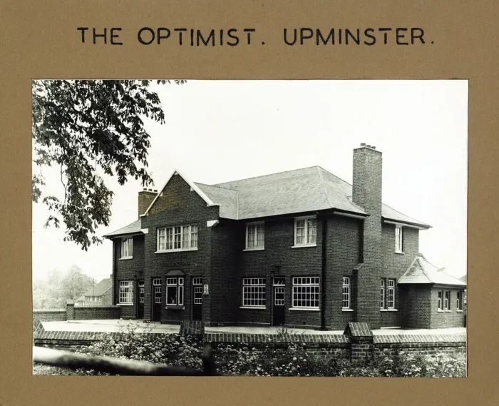 Framed Print : Photograph of Optimist PH, Upminster, Greater London Framed Print : Photograph of Optimist PH, Upminster, Greater London