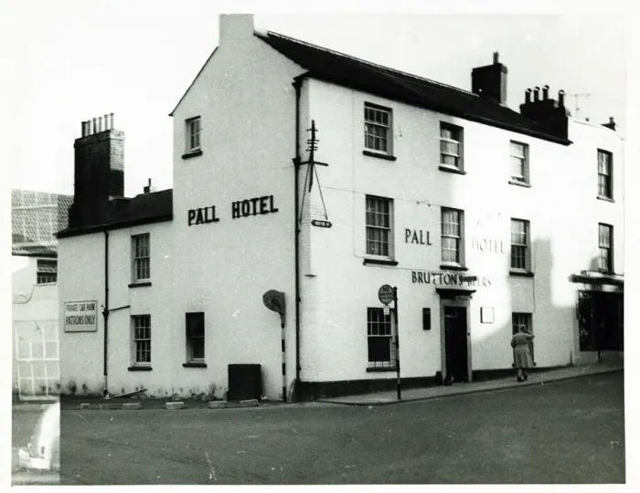 Framed Print : Photograph of Pall Hotel, Yeovil, Somerset Framed Print : Photograph of Pall Hotel, Yeovil, Somerset