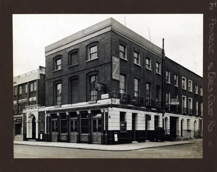 Framed Print : Photograph of Pembroke PH, Kensington, London Framed Print : Photograph of Pembroke PH, Kensington, London