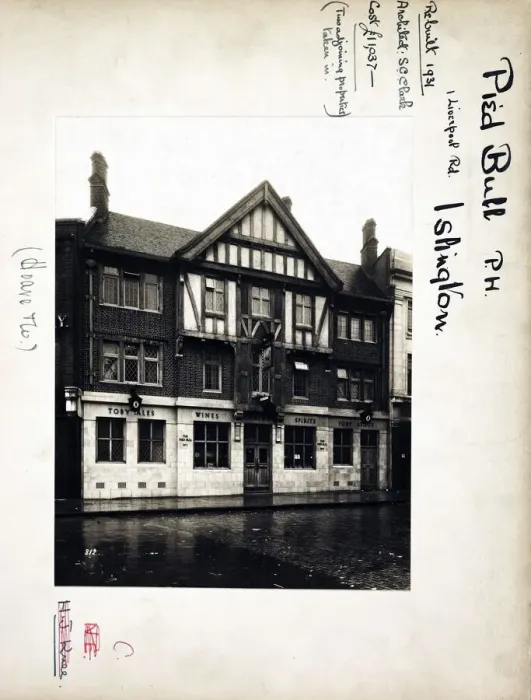 Framed Print : Photograph of Pied Bull PH, Islington, London Framed Print : Photograph of Pied Bull PH, Islington, London