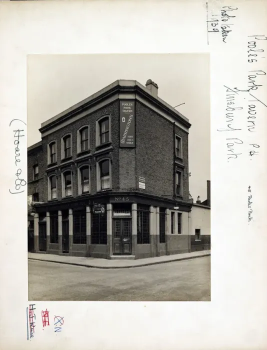 Framed Print : Photograph of Pooles Park Tavern, Finsbury Park, London Framed Print : Photograph of Pooles Park Tavern, Finsbury Park, London