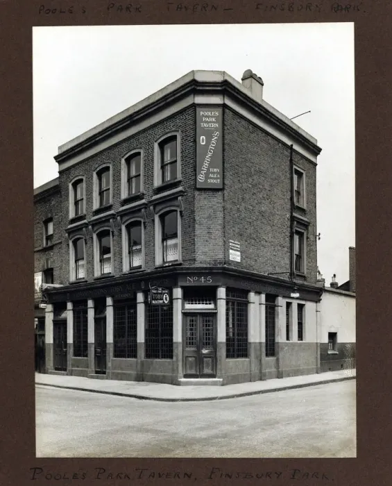 Framed Print : Photograph of Pooles Park Tavern, Finsbury Park, London Framed Print : Photograph of Pooles Park Tavern, Finsbury Park, London