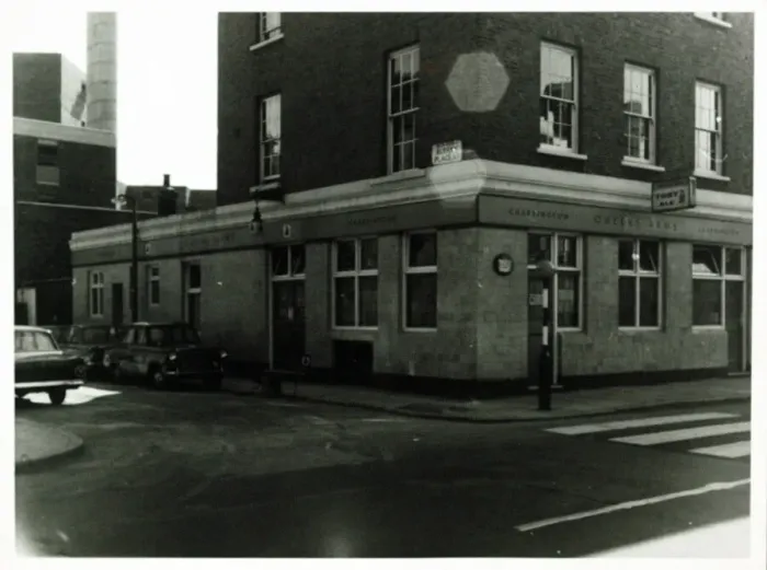 Framed Print : Photograph of Queens Arms, Holloway, London Framed Print : Photograph of Queens Arms, Holloway, London