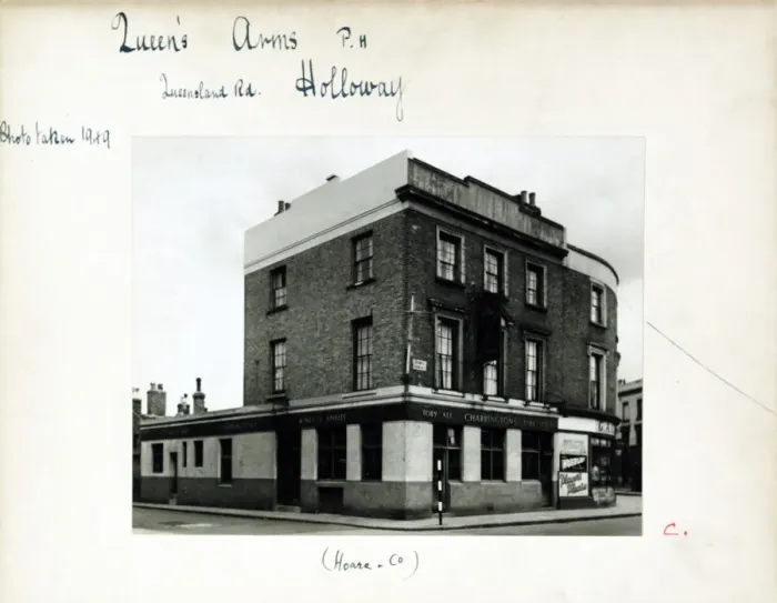 Framed Print : Photograph of Queens Arms, Holloway, London Framed Print : Photograph of Queens Arms, Holloway, London