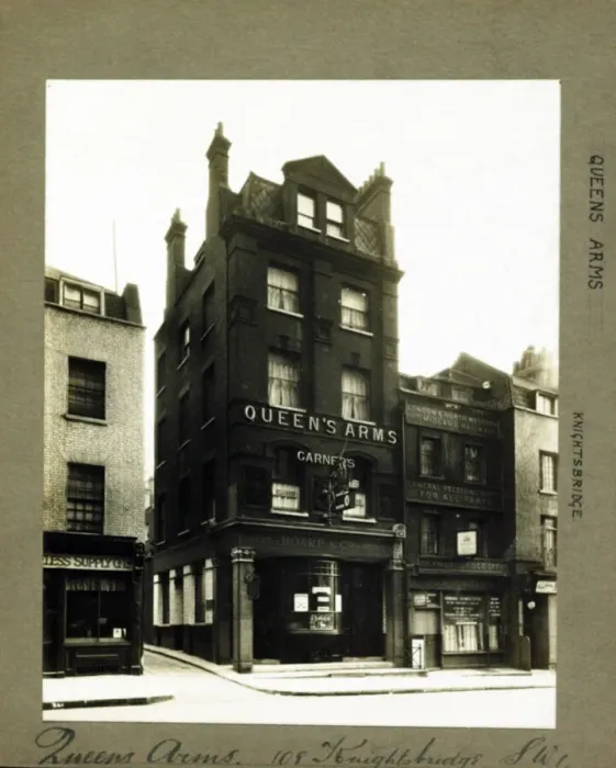 Framed Print : Photograph of Queens Arms, Knightsbridge, London Framed Print : Photograph of Queens Arms, Knightsbridge, London