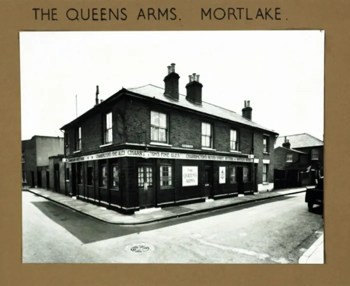 Framed Print : Photograph of Queens Arms, Mortlake, London Framed Print : Photograph of Queens Arms, Mortlake, London
