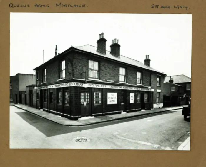 Framed Print : Photograph of Queens Arms, Mortlake, London Framed Print : Photograph of Queens Arms, Mortlake, London