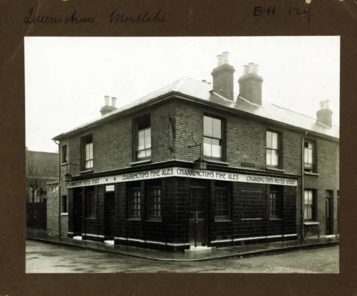 Framed Print : Photograph of Queens Arms, Mortlake, London Framed Print : Photograph of Queens Arms, Mortlake, London