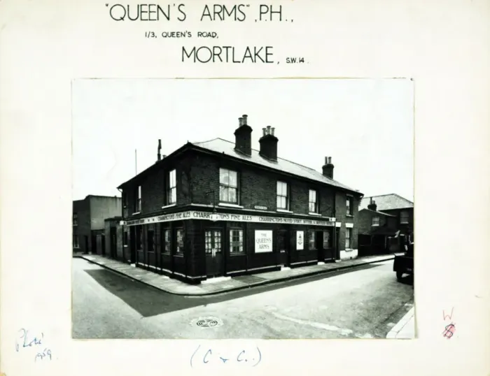 Framed Print : Photograph of Queens Arms, Mortlake, London Framed Print : Photograph of Queens Arms, Mortlake, London