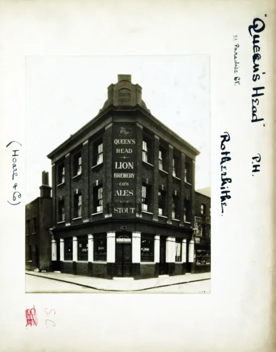 Framed Print : Photograph of Queens Head PH, Rotherhithe, London Framed Print : Photograph of Queens Head PH, Rotherhithe, London