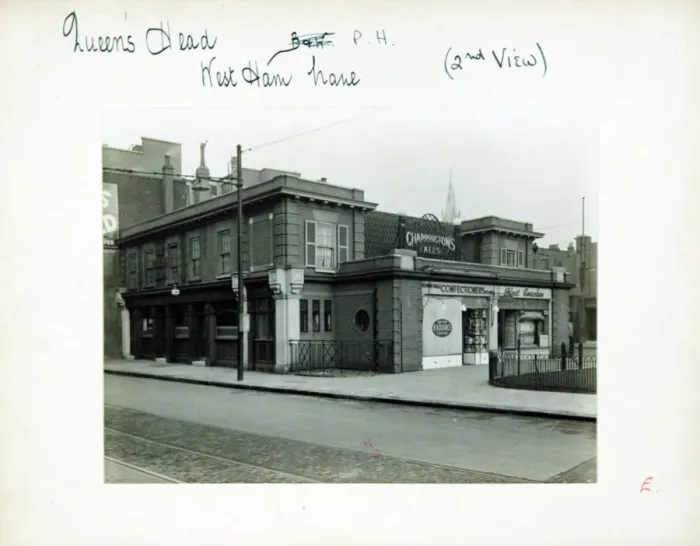 Framed Print : Photograph of Queens Head PH, Stratford, London Framed Print : Photograph of Queens Head PH, Stratford, London