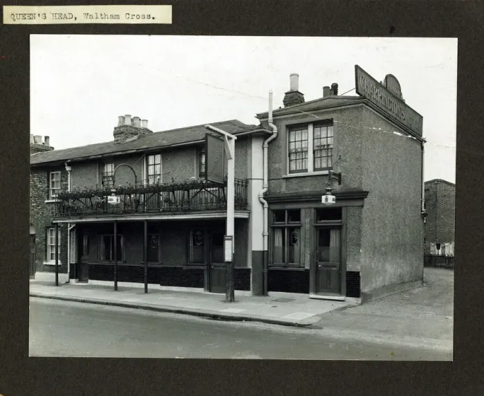 Framed Print : Photograph of Queens Head PH, Waltham Cross, Greater London Framed Print : Photograph of Queens Head PH, Waltham Cross, Greater London
