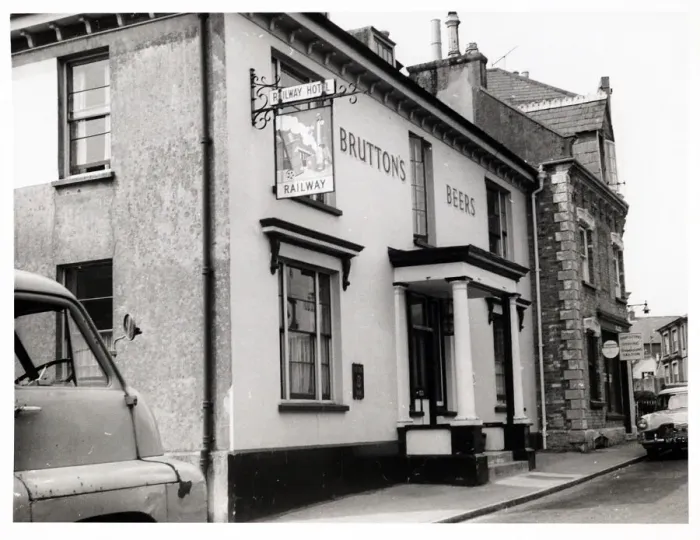 Framed Print : Photograph of Railway Hotel, Blandford, Dorset Framed Print : Photograph of Railway Hotel, Blandford, Dorset