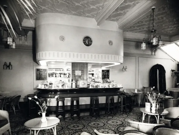 Framed Print : Photograph of Railway Hotel, Putney, London Framed Print : Photograph of Railway Hotel, Putney, London