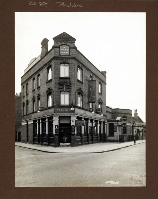 Framed Print : Photograph of Railway Tavern, Tottenham, London Framed Print : Photograph of Railway Tavern, Tottenham, London