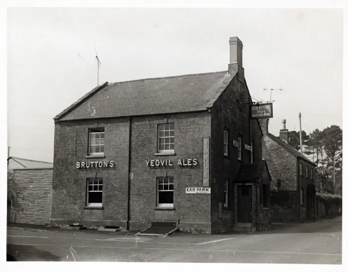 Framed Print : Photograph of Red House Inn, Yeovil, Somerset Framed Print : Photograph of Red House Inn, Yeovil, Somerset