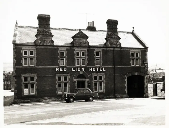 Framed Print : Photograph of Red Lion Hotel, Beaminster, Dorset Framed Print : Photograph of Red Lion Hotel, Beaminster, Dorset