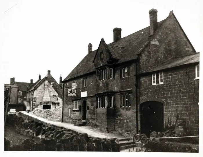 Framed Print : Photograph of Red Lion Inn, Martock, Somerset Framed Print : Photograph of Red Lion Inn, Martock, Somerset