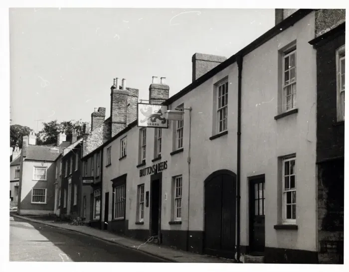 Framed Print : Photograph of Red Lion PH, Axminster, Somerset Framed Print : Photograph of Red Lion PH, Axminster, Somerset