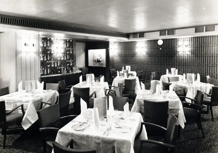 Framed Print : Photograph of Red Lion PH, City, London Framed Print : Photograph of Red Lion PH, City, London