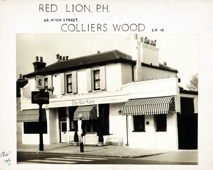 Framed Print : Photograph of Red Lion PH, Colliers Wood, London Framed Print : Photograph of Red Lion PH, Colliers Wood, London