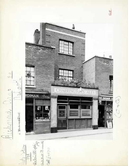 Framed Print : Photograph of Richmond Arms, Walworth, London Framed Print : Photograph of Richmond Arms, Walworth, London