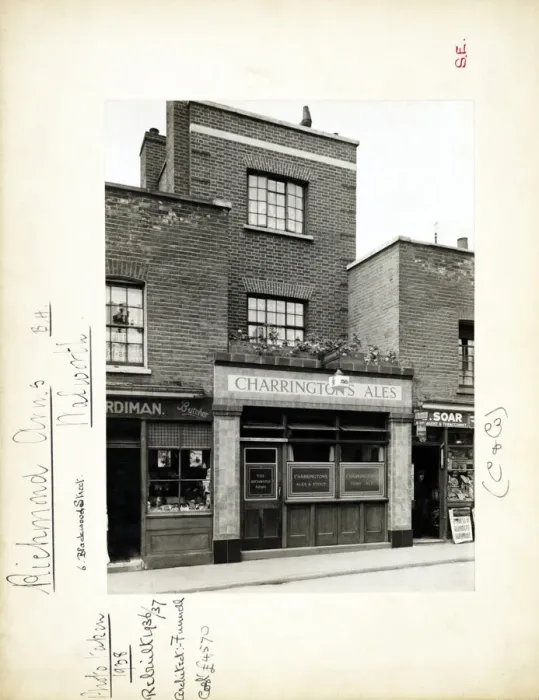 Framed Print : Photograph of Richmond Arms, Walworth, London Framed Print : Photograph of Richmond Arms, Walworth, London