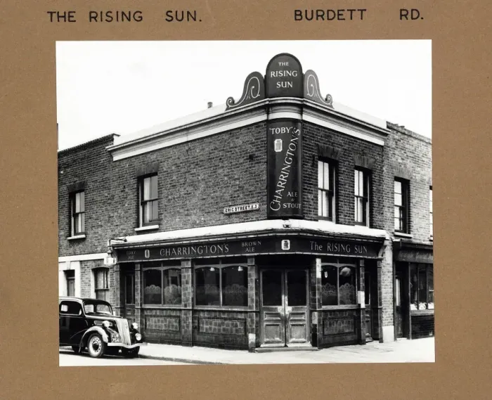 Framed Print : Photograph of Rising Sun PH, Mile End, London Framed Print : Photograph of Rising Sun PH, Mile End, London
