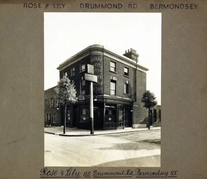 Framed Print : Photograph of Rose & Lily PH, Bermondsey, London Framed Print : Photograph of Rose & Lily PH, Bermondsey, London