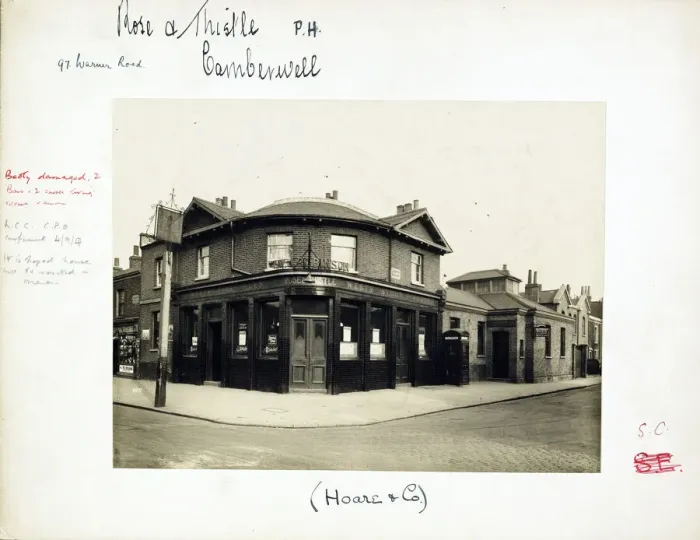 Framed Print : Photograph of Rose & Thistle PH, Camberwell, London Framed Print : Photograph of Rose & Thistle PH, Camberwell, London