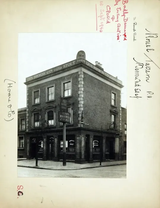 Framed Print : Photograph of Rouel Tavern, Bermondsey, London Framed Print : Photograph of Rouel Tavern, Bermondsey, London