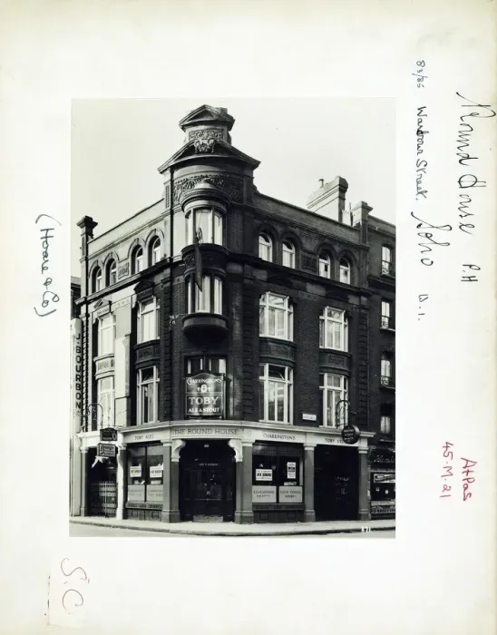 Framed Print : Photograph of Round House PH, Soho, London Framed Print : Photograph of Round House PH, Soho, London
