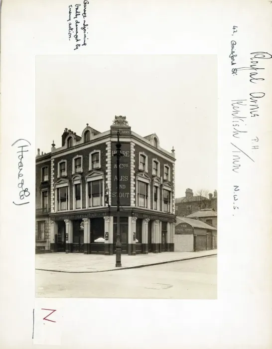 Framed Print : Photograph of Royal Arms, Kentish Town, London Framed Print : Photograph of Royal Arms, Kentish Town, London
