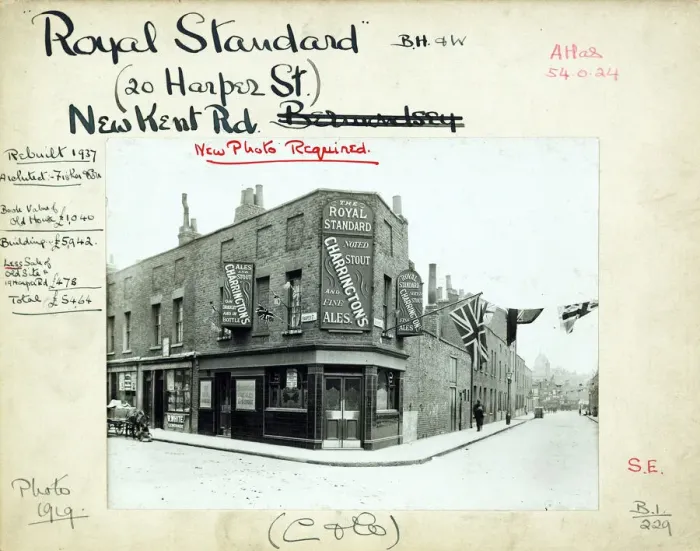 Framed Print : Photograph of Royal Standard PH, New Kent Road (Old), London Framed Print : Photograph of Royal Standard PH, New Kent Road (Old), London