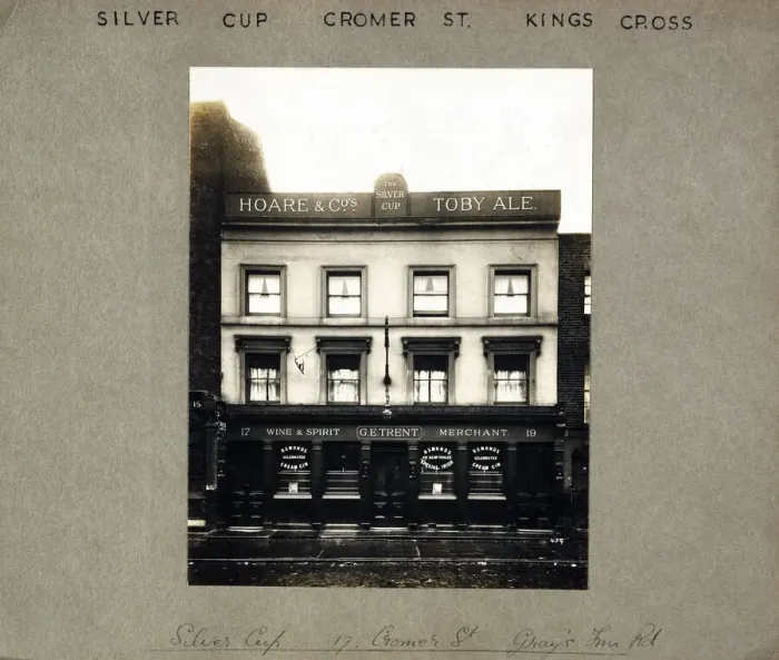 Framed Print : Photograph of Silver Cup PH, Kings Cross, London Framed Print : Photograph of Silver Cup PH, Kings Cross, London