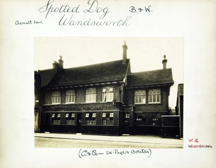Framed Print : Photograph of Spotted Dog PH, Wandsworth, London Framed Print : Photograph of Spotted Dog PH, Wandsworth, London