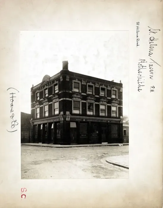 Framed Print : Photograph of St Helena Tavern, Rotherhithe, London Framed Print : Photograph of St Helena Tavern, Rotherhithe, London