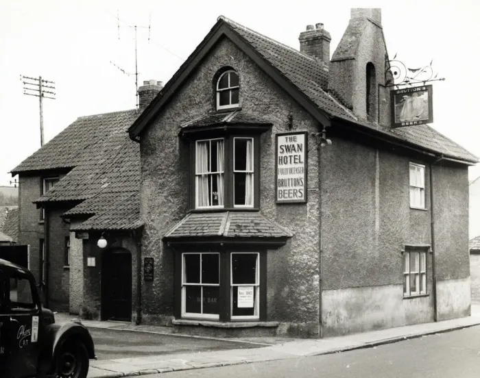 Framed Print : Photograph of Swan Hotel, Ilminster, Somerset Framed Print : Photograph of Swan Hotel, Ilminster, Somerset
