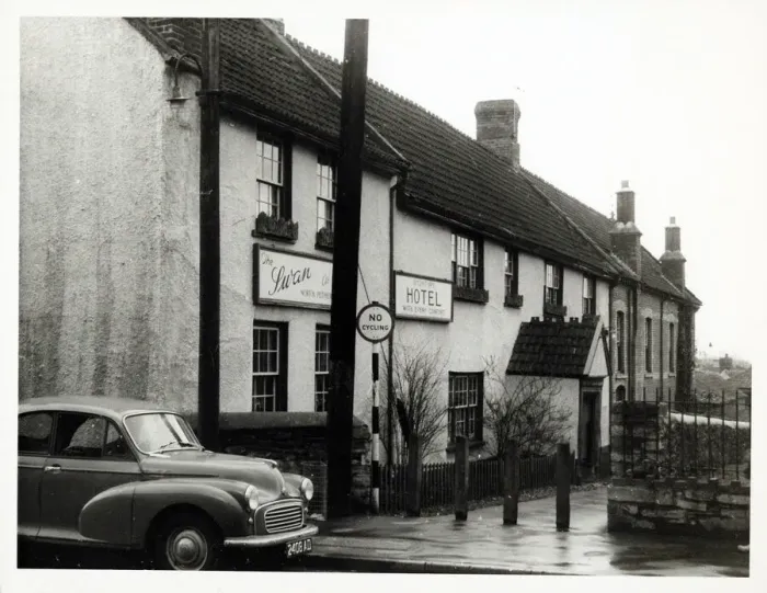 Framed Print : Photograph of Swan Hotel, North Petherton, Somerset Framed Print : Photograph of Swan Hotel, North Petherton, Somerset