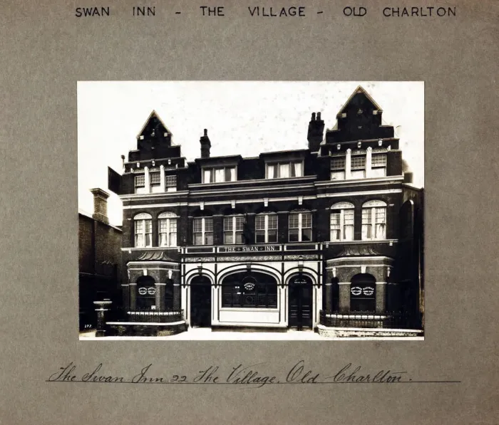 Framed Print : Photograph of Swan Inn, Old Charlton, London Framed Print : Photograph of Swan Inn, Old Charlton, London